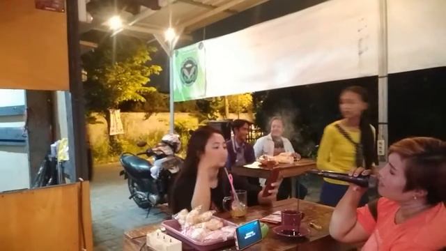 Suara emas dari tante winda di kedai kopi wardani(1) смотреть онлайн