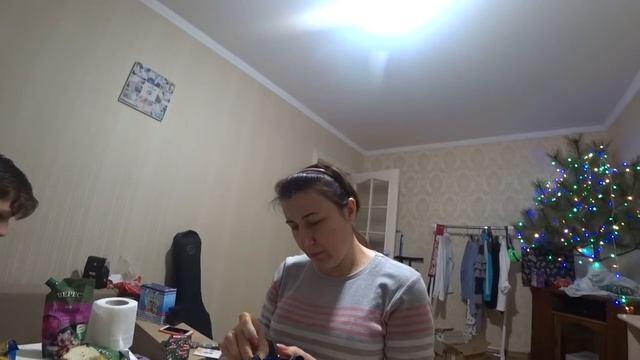 Распаковываем подарки. Дети разошлись. Встречаем Новый год вдвоём