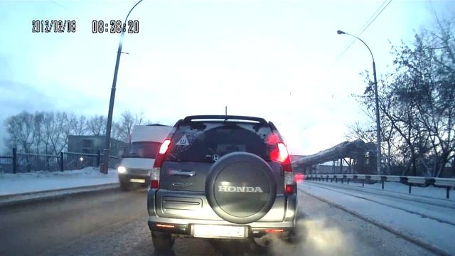 Водила - ас едет по встречным трамвайным путям.mp4 смотреть онлайн
