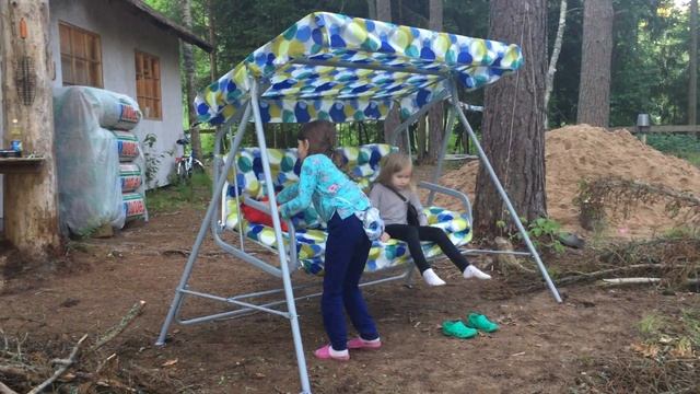 Мила и Соня качаются на дачной качели смотреть онлайн