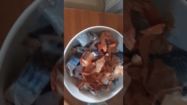 САМЫЙ БЫСТРЫЙ СПОСОБ МАРИНОВАНИЯ СКУМБРИИ С ЛУКОВОЙ ШЕЛУХОЙ ОТ АХМЕДА ПАШИ! смотреть онлайн