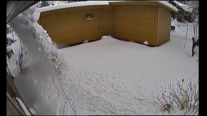 Сход снега с крыши дачного дома.