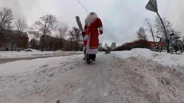 Дед Мороз на Моноколесе и ГАИ. С Наступившим Новым Годом Друзья! смотреть онлайн