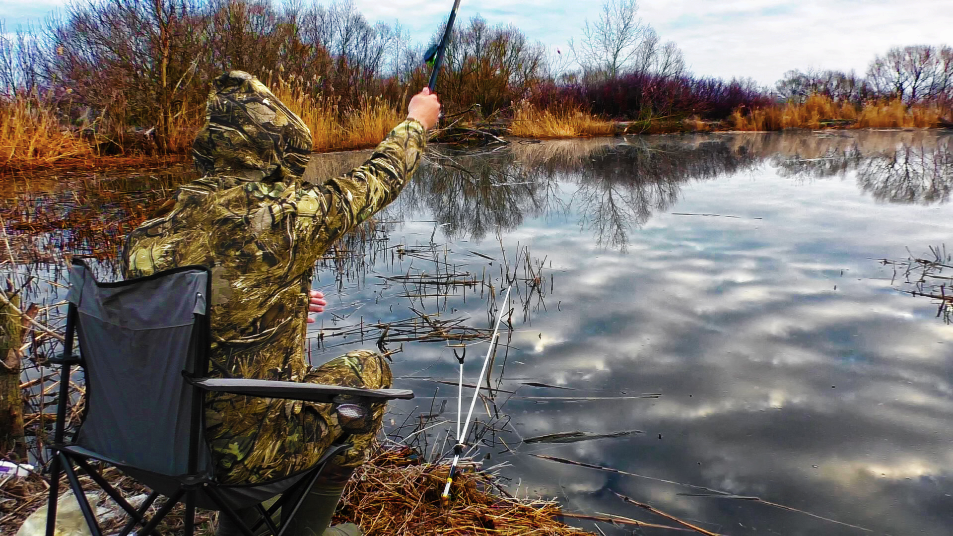 ЛОВЛЯ КАРАСЯ на ДЕРЕВЕНСКОМ ПРУДУ в АПРЕЛЕ смотреть онлайн