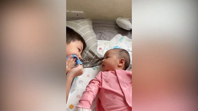 Chubby Baby Bong Playing with Her Brothers || Lovers Baby смотреть онлайн