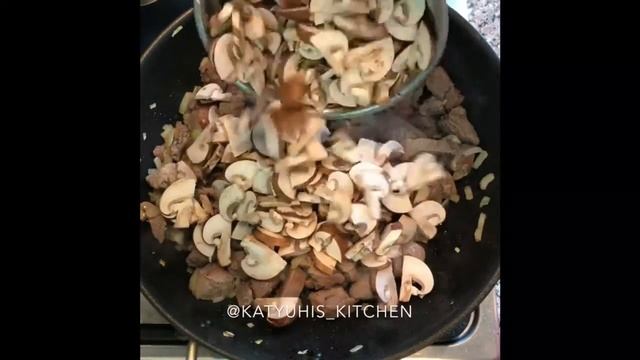 Индейка в сметане с грибами: рецепт от Foodman.club смотреть онлайн