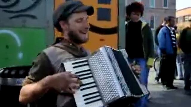 Бомж играет.flv смотреть онлайн