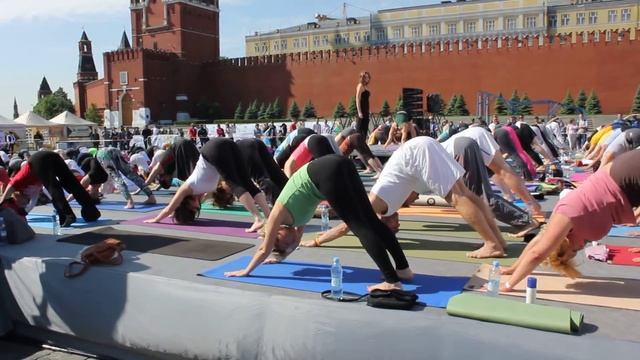 Марафон Yoga Journal на Красной площади смотреть онлайн