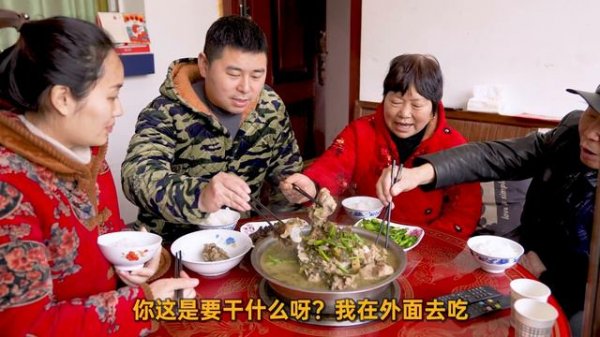 【超小厨】媳妇怀孕嘴馋了，婆婆一大早买了10斤大骨头，酸菜炖大骨丝丝入味，吃的太过瘾了