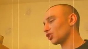 Листья клёна падают с ясеня