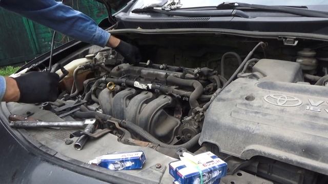 Замена свечей зажигания в Тойоте королла E150   2008 года выпуска.