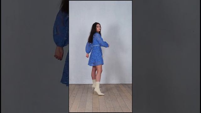 Кружевное короткое платье бренда SAMAR