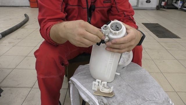 Mitsubishi Outlander, замена бензонасоса. смотреть онлайн