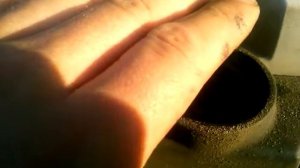 дует из маслянной горловины заливной