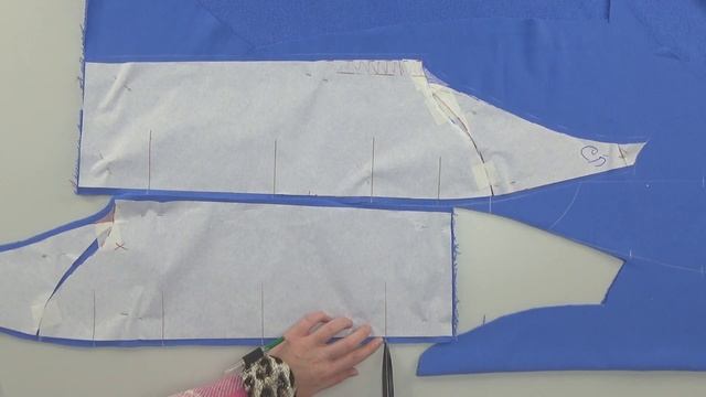 Худи с рукавом Реглан. Раскрой деталей худи из футера с рельефами на полочке и лампасами на рукавах смотреть онлайн