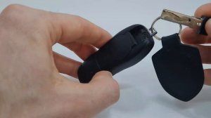 Порше Кайен  замена элемента питания (батарейки) в чип ключе зажигания в форме машинки.