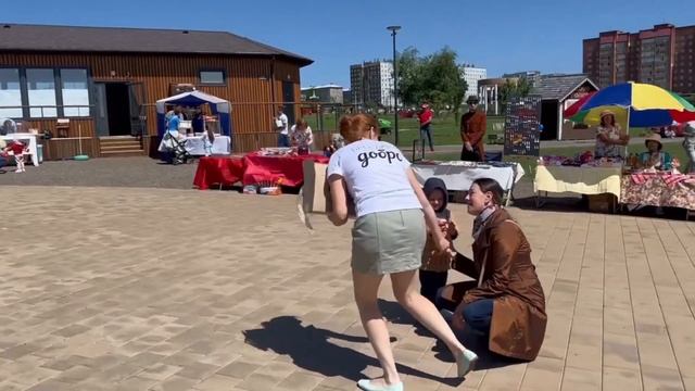 На празднике бесплатно раздали 400 стаканчиков с мороженым смотреть онлайн