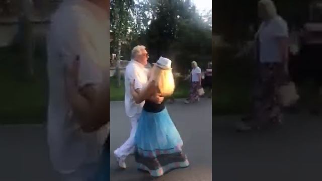 ЛЮДМИЛА И ВОЛОДЯ ШИКАРНО ТАНЦУЮТ! смотреть онлайн