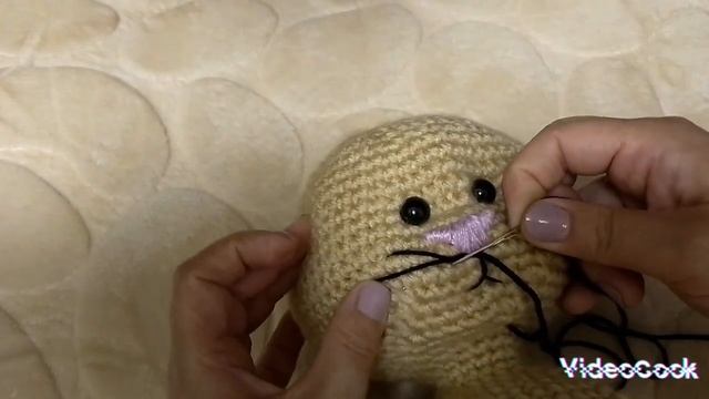 Как связать кошечку в стиле тильда. часть 3. Оформление мордочки, пришивание деталей. смотреть онлайн