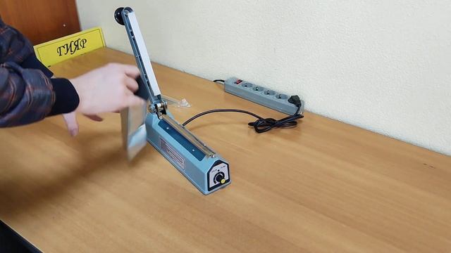 запаиваем реторт пакеты запайщиком FS-200B на 8мм, также ставим дату на пакеты смотреть онлайн