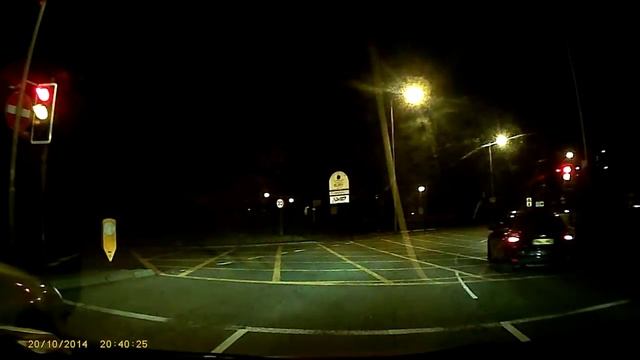 Ford Focus goes through red light смотреть онлайн