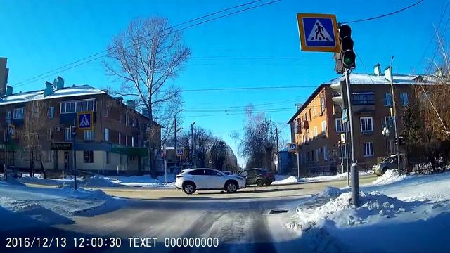 Она (на Лексусе) утверждала, что ехала на "Зеленый" смотреть онлайн