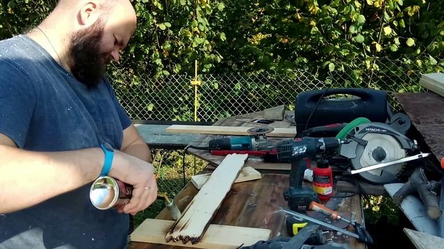 Wood-работы над полкой-вешалкой в состаренном стиле