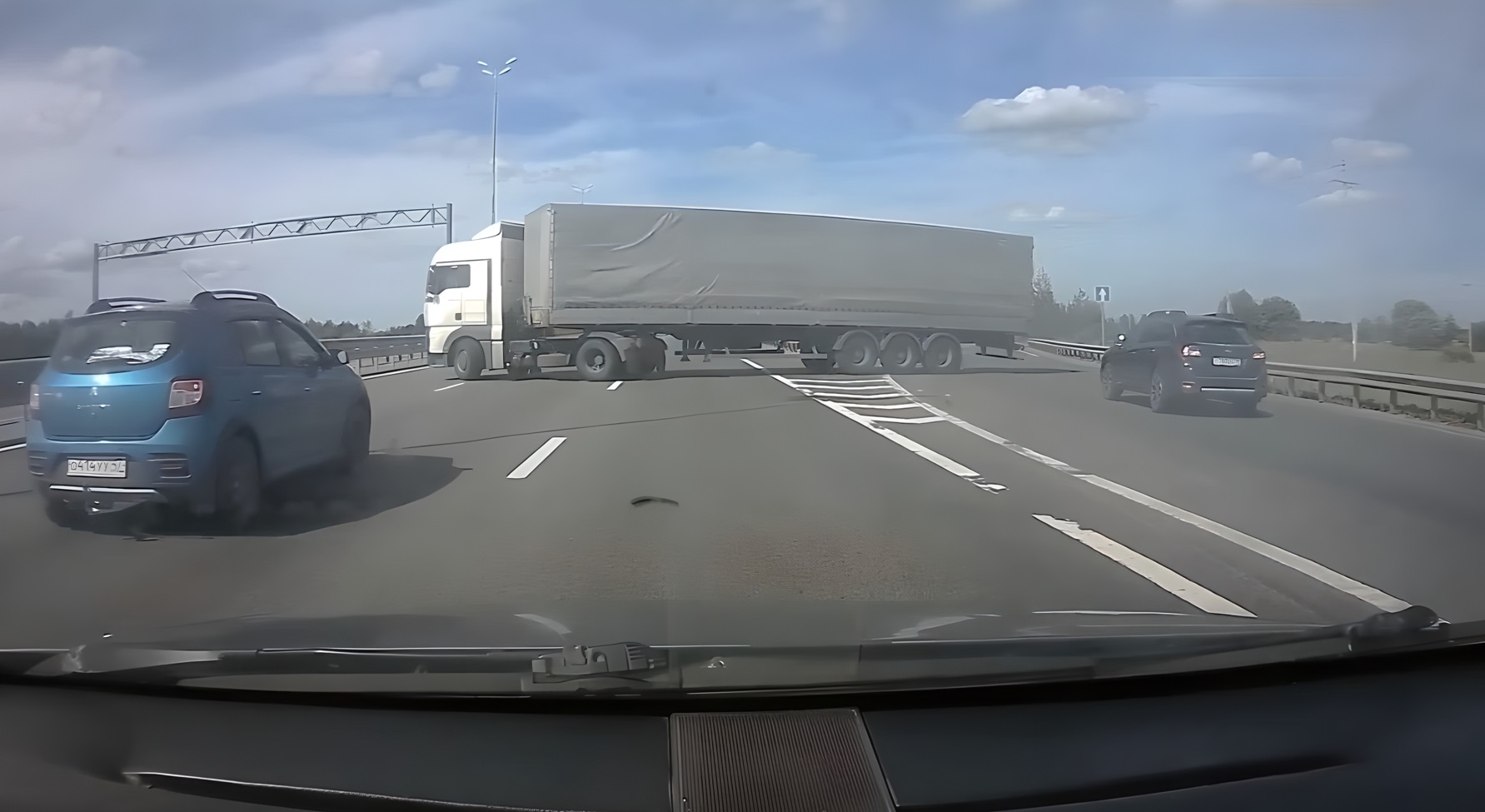 ТОП 12! Глупости на дорогах, которые приводят к последствиям! Глупцы на дорогах чудят! смотреть онлайн