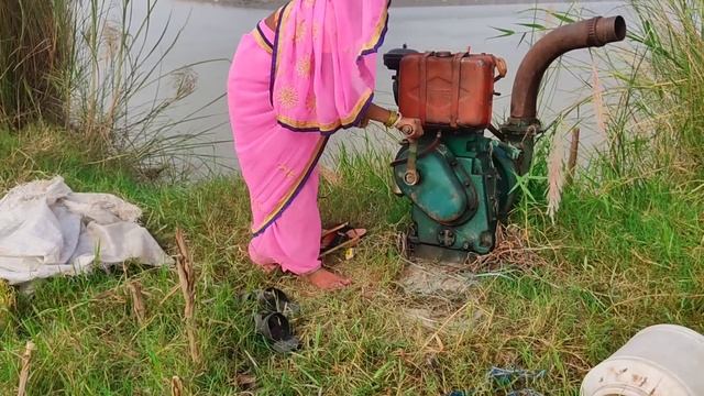 इस महिला का डीजल इंजन स्टार्ट करने का तरीका देखकर आप hairan रह जाओगे | amazing Female engine start смотреть онлайн