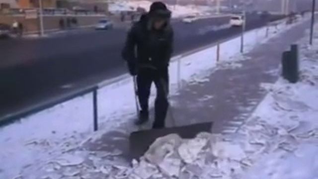 Как убрать легко лед с дорожек! смотреть онлайн