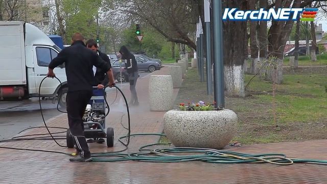 Керчь: моют плитку в Комсомольском парке смотреть онлайн