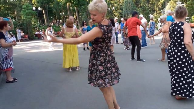 И НА СВЕТ ТВОЙ, Я ЛЕЧУ МОТЫЛЬКОМ!???/ТАНЦЫ В ПАРКЕ ГОРЬКОГО ХАРЬКОВ ИЮЛЬ 2021 смотреть онлайн