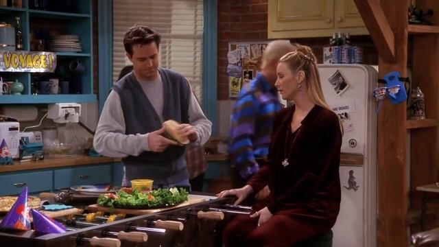 Фиби ест мясо