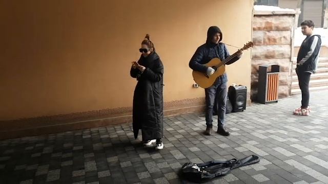 ОКСАНА УСТИНА: Поет песни в переходах с уличными музыкантами смотреть онлайн