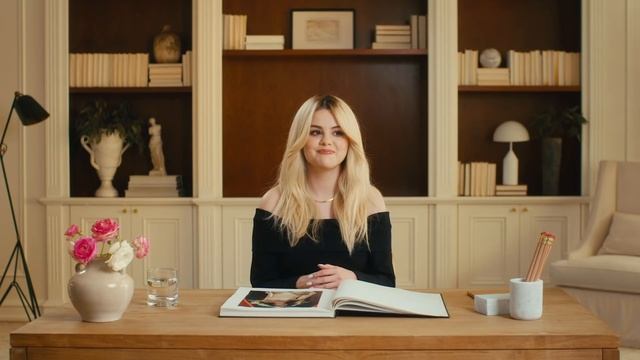 Селена Гомес комментирует свои образы  Vogue Россия