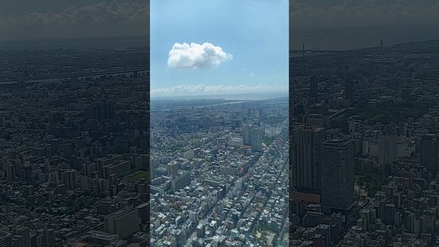 Tokyo SkyTree, самое высокое здание в Токио, остановка метро Oshiage Station. Япония Токио сентябрь