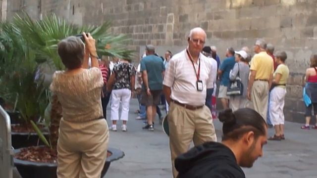 Уличный музыкант (гитара) в Барселоне смотреть онлайн