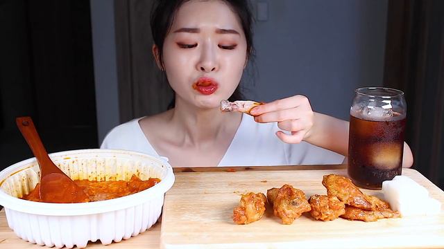 치킨매니아 🍗레게노치킨세트 먹방 / LEGENO CHICKEN COMBO * SPICY RICE CAKES & HONEY CHICKEN! LEGENDARY KFOOD MUKBAN смотреть онлайн