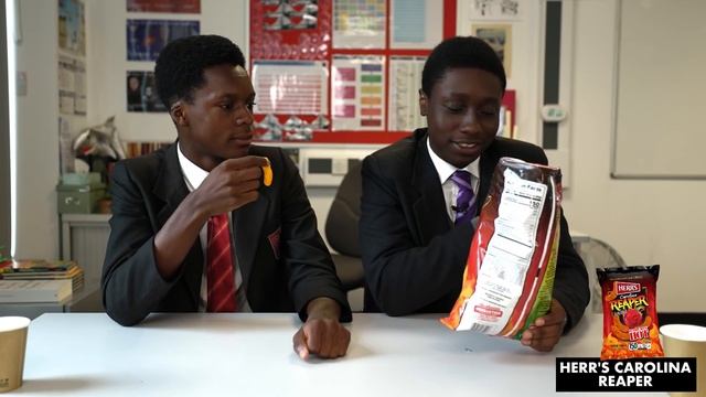 British Highschoolers try American Snacks for the first time! смотреть онлайн