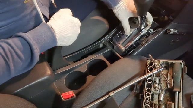 Подтягиваем стояночный тормоз Тойота королла E120 смотреть онлайн