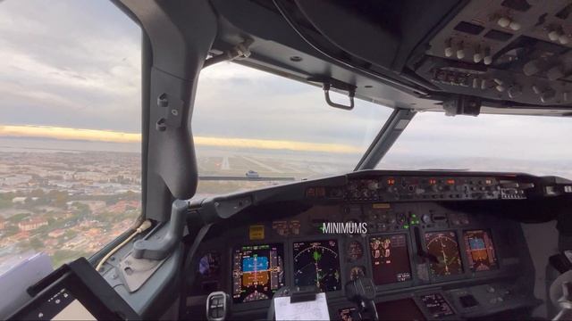 LANDING in MARSEILLE with light RAIN // BOEING 737-800 смотреть онлайн