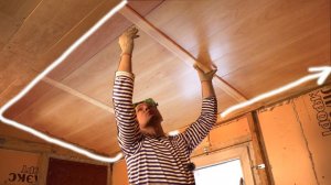 Пример бюджетного потолка своими руками в деревенском доме. Готовим на костре