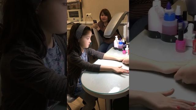 Милана в Салоне на маникюре смотреть онлайн