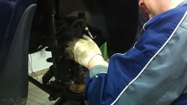 Service Pro Opel Astra J Профессионал меняет тормозные колодки смотреть онлайн