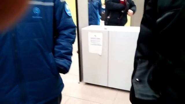 Охранники не пускают с перцовым баллончиком (автовокзал"Центральный" (Щёлковский)). смотреть онлайн