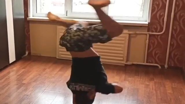 1990 SPINS WORLD RECORD BY BBOY MALISH FROM RUSSIA смотреть онлайн