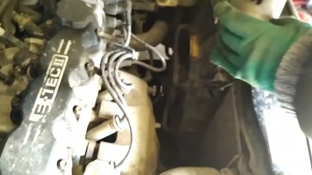 Замена масла в двигателе автомобиля. Сливаем масло не стандартным способом смотреть онлайн