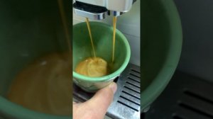 Кофемашина Delonghi Autentika настройка помола , на выходе насыщенный кофе #coffeemachine #sochi