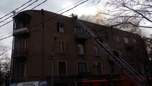 Пожар сегодня в Тбилиси на ул. Курдиани. смотреть онлайн