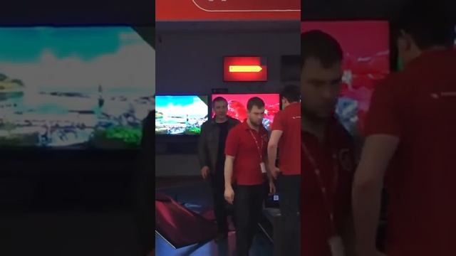 ЖЕСТЬ НАПАЛ С РОЗОЧКОЙ РАЗБИЛ ТЕЛЕВИЗОРЫ В МАГАЗИНЕ МВИДЕО смотреть онлайн